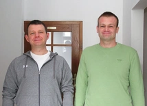 Tomasz i Mateusz w domu parafialnym czekają na kandydatów do grupy.
