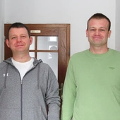 Tomasz i Mateusz w domu parafialnym czekają na kandydatów do grupy.