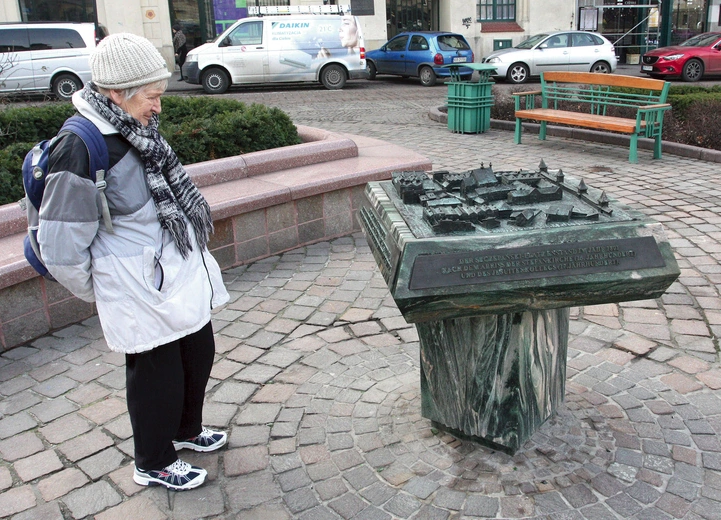 Na krakowskim pl. Wszystkich Świętych ustawiono miniaturę dłuta prof. Karola Badyny, przedstawiającą stojący tu niegdyś kościół pw. Wszystkich Świętych w jego gotyckim kształcie.