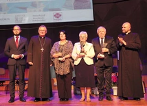 Laureaci XVII Nagrody im. kard. nom. I. Jeża wraz z kapitułą.