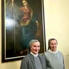 – Naszą patronką jest św. Urszula, dziewica i męczennica z III/IV wieku – mówią: s. Maria Jaworska OSU, przełożona krakowskiej wspólnoty (po lewej), i s. Emmanuela Klich OSU.