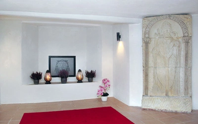 Krypta z ciałem pasterza znajduje się po prawej stronie ołtarza bazyliki.