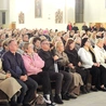W naukach uczestniczyły tłumy wiernych. 