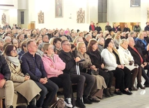 W naukach uczestniczyły tłumy wiernych.