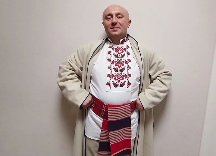 Ks. Tomasz Sawicki zachęca młodych, by poznawali tańce ludowe, bo są ważnym elementem tożsamości i tradycji.