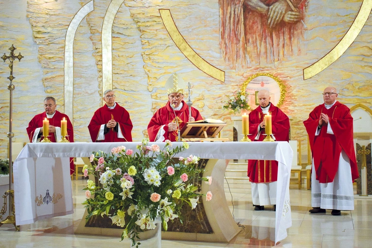 Modlitwie towarzyszyła wdzięczność za codzienną posługę tych, którzy z wiarą i poświęceniem niosą pomoc cierpiącym.