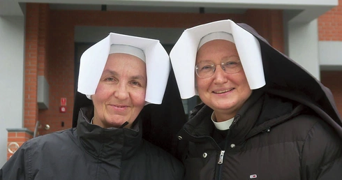 Siostry Józefa (od lewej) i Nazaria z Białej opowiadają mało znaną historię związaną z rodziną Sekretarki Bożego miłosierdzia.  