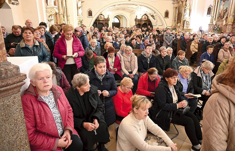 – Różaniec pomaga w powszednim życiu, pozwala wyprosić wiele łask – mówią pątnicy.