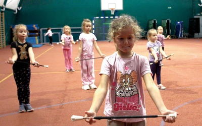 Trening mażoretek w hali sportowej SP Kotulin. Wszystkie sekcje kotulińskiego klubu. 