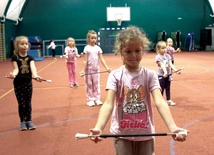 Trening mażoretek w hali sportowej SP Kotulin.
