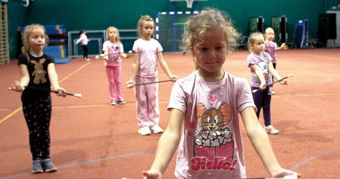 Trening mażoretek w hali sportowej SP Kotulin.