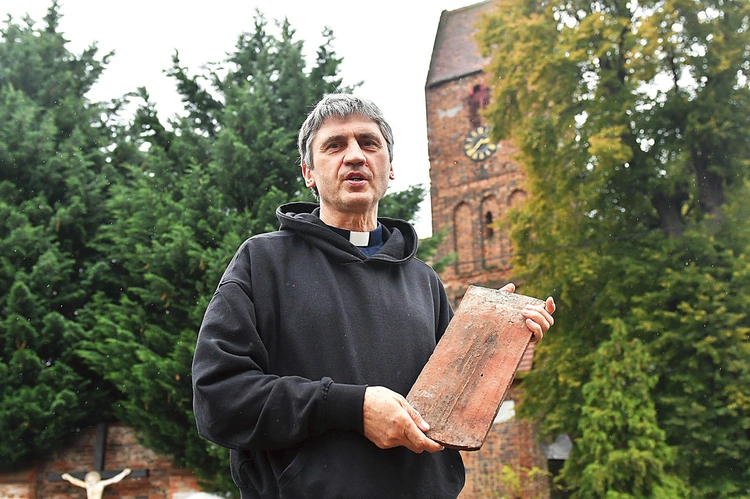 Prace mają ruszyć w październiku. Pomóc może każdy z nas! Koszt jednej dachowej płytki to ok. 15 zł. Zbiórka dostępna jest pod adresem www.siepomaga.pl/remont-dachu-kosciola-jaczow.