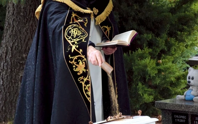 Ks. Ciołak  przewodniczył nabożeństwu  na nekropolii. 