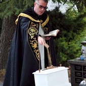 Ks. Ciołak  przewodniczył nabożeństwu  na nekropolii. 