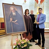  Relikwie  świętego podarowali Weronika i Artur Traczewscy. Małżeństwo, podróżując po Europie, szczególnie po krajach Beneluksu, napotykało kościoły zamykane lub zamieniane na kawiarnie czy kluby. Wtedy postanowili szukać śladów św. Benedykta na potrzeby wawerskiej wspólnoty.