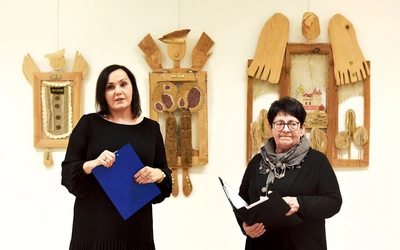 Wernisaż prac Zofii Gołębiowskiej-Tabaszewskiej poprowadziła dyrektor placówki (po lewej) Karina Legutek.
