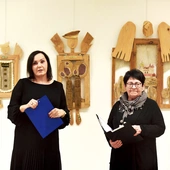Wernisaż prac Zofii Gołębiowskiej-Tabaszewskiej poprowadziła dyrektor placówki (po lewej) Karina Legutek.