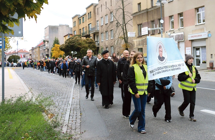 Uczestnicy wydarzenia przeszli sprzed PSP nr 12 Specjalnej  do głównej świątyni diecezji. 