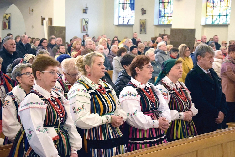 Kobiety w tradycyjnych strojach opoczyńskich. 