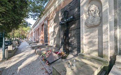 Miejsce spoczynku znaleźli tu najwybitniejsi przedstawiciele polskiego życia kulturalnego, m.in. Władysław Reymont, Leopold Staff, Jan Kiepura,  Ada Sari, Wojciech Młynarski, Maria Rodziewiczówna, Jadwiga Smosarska, Jan Parandowski, Maria Dąbrowska, Hanka Ordonówna czy Artur Oppman.