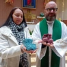 Dzień Dziecka Utraconego obchodzony jest w Polsce  15 października. Gdyby ciąża rozpoczęła się 1 stycznia, jej rozwiązanie przypadłoby mniej więcej około połowy października. Małgorzata Becheler, trener rozwoju osobistego, coach, edukator płodności, mama, która sama doświadczyła straty dziecka, oraz ks. Wojciech Szychowski zachęcają,  by nie wypierać straty dziecka, a w przypadku sztucznych poronień mieć coś, co o dziecku przypomina, tak jak się ma w domu fotografię ukochanych  osób.