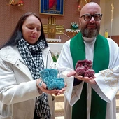 Dzień Dziecka Utraconego obchodzony jest w Polsce  15 października. Gdyby ciąża rozpoczęła się 1 stycznia, jej rozwiązanie przypadłoby mniej więcej około połowy października. Małgorzata Becheler, trener rozwoju osobistego, coach, edukator płodności, mama, która sama doświadczyła straty dziecka, oraz ks. Wojciech Szychowski zachęcają,  by nie wypierać straty dziecka, a w przypadku sztucznych poronień mieć coś, co o dziecku przypomina, tak jak się ma w domu fotografię ukochanych  osób.