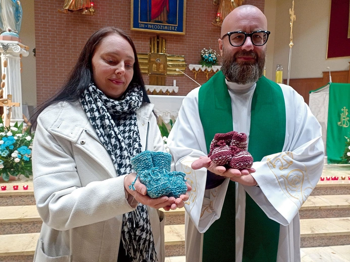 Dzień Dziecka Utraconego obchodzony jest w Polsce  15 października. Gdyby ciąża rozpoczęła się 1 stycznia, jej rozwiązanie przypadłoby mniej więcej około połowy października. Małgorzata Becheler, trener rozwoju osobistego, coach, edukator płodności, mama, która sama doświadczyła straty dziecka, oraz ks. Wojciech Szychowski zachęcają,  by nie wypierać straty dziecka, a w przypadku sztucznych poronień mieć coś, co o dziecku przypomina, tak jak się ma w domu fotografię ukochanych  osób.