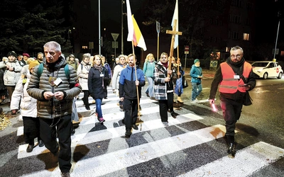  – Idąc przez ciemne ulice, módlcie się także za mieszkańców oraz o pokój na świecie i we własnych sercach – prosił metropolita warszawski, błogosławiąc ponad 200 pielgrzymów. Uczestnicy mieli do pokonania trasę o długości 20 km. Szli drogami stolicy, łączącymi dwie diecezje. Wędrowali w ciszy, w grupach liczących maksymalnie 30 osób. Każdą prowadzili przewodnicy i lektorzy słowa Bożego.