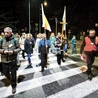  – Idąc przez ciemne ulice, módlcie się także za mieszkańców oraz o pokój na świecie i we własnych sercach – prosił metropolita warszawski, błogosławiąc ponad 200 pielgrzymów. Uczestnicy mieli do pokonania trasę o długości 20 km. Szli drogami stolicy, łączącymi dwie diecezje. Wędrowali w ciszy, w grupach liczących maksymalnie 30 osób. Każdą prowadzili przewodnicy i lektorzy słowa Bożego.