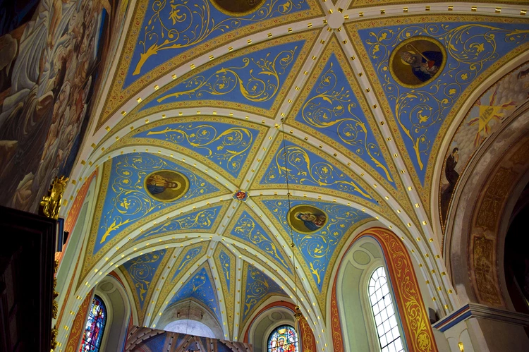 Odnowiona polichromia w prezbiterium.