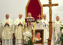 Relikwiarz przekazał abp Mokrzycki (w środku). 