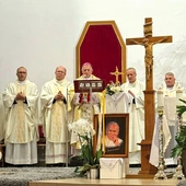 Relikwiarz przekazał abp Mokrzycki (w środku). 