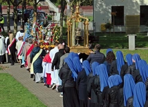  Procesja z relikwiami śląskiej księżnej po Eucharystii.