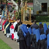  Procesja z relikwiami śląskiej księżnej po Eucharystii.