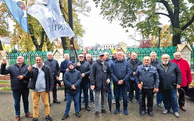 W październiku mężczyźni zebrali się  przy kolegiacie św. Mikołaja.