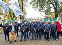 W październiku mężczyźni zebrali się  przy kolegiacie św. Mikołaja.