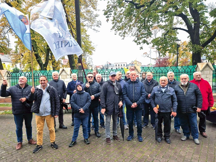 W październiku mężczyźni zebrali się  przy kolegiacie św. Mikołaja.