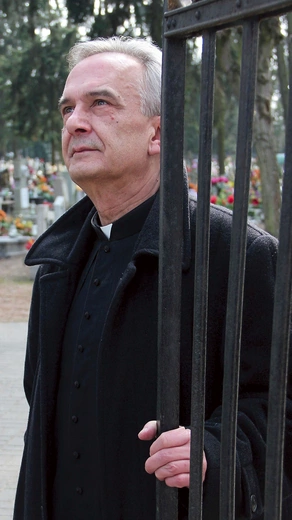 Jerzy Hajduga urodził się w 1952 roku w Krakowie. Kapłan Zakonu Kanoników Regularnych Laterańskich. Autor 21 tomików poetyckich, sztuk teatralnych i felietonów. Współzałożyciel i gospodarz teatru Kotłownia w podziemiach kościoła pw. Przemienienia Pańskiego w Drezdenku. Debiutował tomem wierszy „Nawrócenie św. Augustyna” w 1989 roku. Jest autorem scenariusza spektaklu poetyckiego „Ten pusty krzyż”, wystawionego w olsztyńskim Teatrze im. Stefana Jaracza (1991 r.), radiowej książki poetyckiej „Żywioły wycisze…