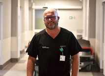 Dr Bartosz Kudliński ukończył studia medyczne na Wydziale Lekarskim Akademii Medycznej w Poznaniu. Od 2021 roku jest kierownikiem Klinicznego Oddziału Anestezjologii i Intensywnej Terapii Szpitala Uniwersyteckiego w Zielonej Górze, a także kierownikiem Zakładu Anestezjologii, Intensywnej Terapii i Medycyny Ratunkowej Collegium Medicum Uniwersytetu Zielonogórskiego. Od ubiegłego roku jest konsultantem wojewódzkim w zakresie anestezjologii i intensywnej terapii. W 2023 roku otrzymał Srebrny Krzyż Zasługi od …