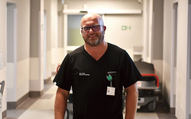 Dr Bartosz Kudliński ukończył studia medyczne na Wydziale Lekarskim Akademii Medycznej w Poznaniu. Od 2021 roku jest kierownikiem Klinicznego Oddziału Anestezjologii i Intensywnej Terapii Szpitala Uniwersyteckiego w Zielonej Górze, a także kierownikiem Zakładu Anestezjologii, Intensywnej Terapii i Medycyny Ratunkowej Collegium Medicum Uniwersytetu Zielonogórskiego. Od ubiegłego roku jest konsultantem wojewódzkim w zakresie anestezjologii i intensywnej terapii. W 2023 roku otrzymał Srebrny Krzyż Zasługi od …