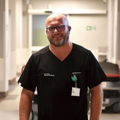 Dr Bartosz Kudliński ukończył studia medyczne na Wydziale Lekarskim Akademii Medycznej w Poznaniu. Od 2021 roku jest kierownikiem Klinicznego Oddziału Anestezjologii i Intensywnej Terapii Szpitala Uniwersyteckiego w Zielonej Górze, a także kierownikiem Zakładu Anestezjologii, Intensywnej Terapii i Medycyny Ratunkowej Collegium Medicum Uniwersytetu Zielonogórskiego. Od ubiegłego roku jest konsultantem wojewódzkim w zakresie anestezjologii i intensywnej terapii. W 2023 roku otrzymał Srebrny Krzyż Zasługi od …