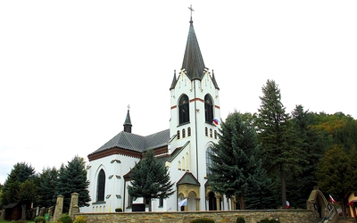 Kościół został zbudowany w latach 1925–1934. Jego sklepienie było tak trudne do wykonania, że nikt nie chciał go skończyć. Na ratunek przyszedł prosty chłopina w gumofilcach, a w rzeczywistości geniusz, rodem z sąsiedniej parafii.  