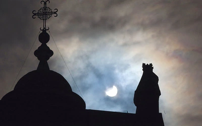 „Istnieje nocna, łagodna jasność ducha, kiedy dusza wolna od służby i zajęć wiążących ją za dnia, swobodna i skupiona zarazem, wnika w głębię powiązań swej własnej istoty i życia, świata i nadświata. I znajduje wielkie, dobroczynne uciszenie w pokoju takiej nocy” (św. Teresa Benedykta od Krzyża”, „Wiedza krzyża”). 