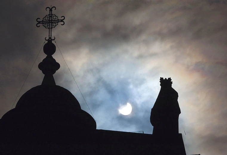„Istnieje nocna, łagodna jasność ducha, kiedy dusza wolna od służby i zajęć wiążących ją za dnia, swobodna i skupiona zarazem, wnika w głębię powiązań swej własnej istoty i życia, świata i nadświata. I znajduje wielkie, dobroczynne uciszenie w pokoju takiej nocy” (św. Teresa Benedykta od Krzyża”, „Wiedza krzyża”). 