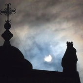 „Istnieje nocna, łagodna jasność ducha, kiedy dusza wolna od służby i zajęć wiążących ją za dnia, swobodna i skupiona zarazem, wnika w głębię powiązań swej własnej istoty i życia, świata i nadświata. I znajduje wielkie, dobroczynne uciszenie w pokoju takiej nocy” (św. Teresa Benedykta od Krzyża”, „Wiedza krzyża”). 