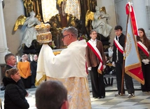 Jako pierwsi pielgrzymowali do grobu księżnej chorzy, ich bliscy, a także uczniowie Publicznej Szkoły Podstawowej Stowarzyszenia Przyjaciół Szkół Katolickich im. św. Jadwigi Śl. w Michałowie.