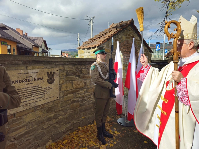 Tablica ks. Andrzeja Niwy w Łącku