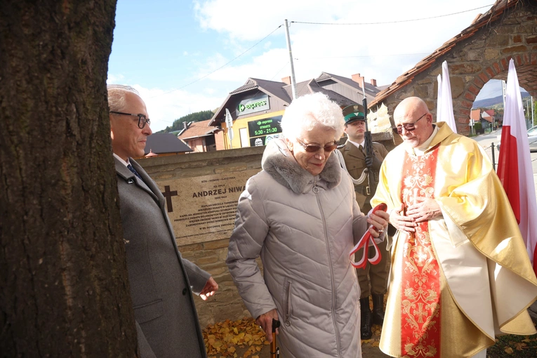 Tablica ks. Andrzeja Niwy w Łącku