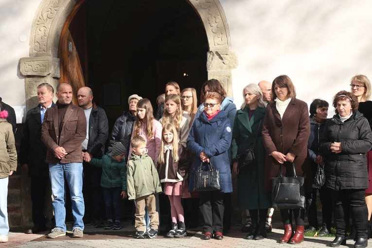Tablica ks. Andrzeja Niwy w Łącku