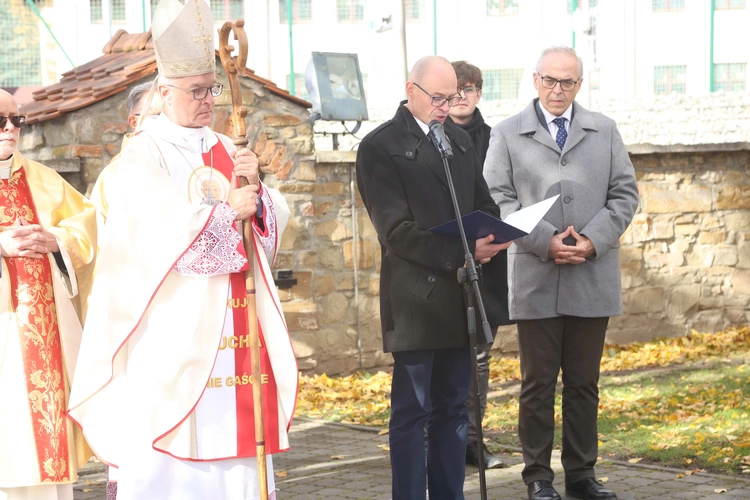 Tablica ks. Andrzeja Niwy w Łącku